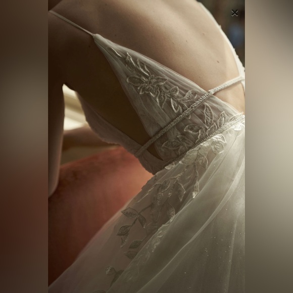 Vow’d Acappella Wedding Dress - Picture 4 of 5